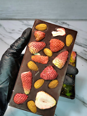 Barra de chocolate 80% sin azúcar fresa y almendra